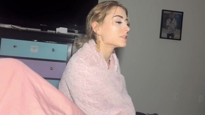 Блондинки, В чулках, Маленькие сиськи, Мастурбирует, Молодые, С сестрой, Худые,