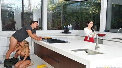 Молоденькие, Измена, Блондинки, Стоя, На кухне, Кончил на лицо, Жена изменяет мужу, Глубокий минет, Юбка,