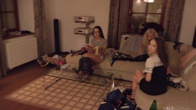 Маленькие сиськи, Игрушки, Худые, Лесбиянки, Мастурбация, Женский оргазм,